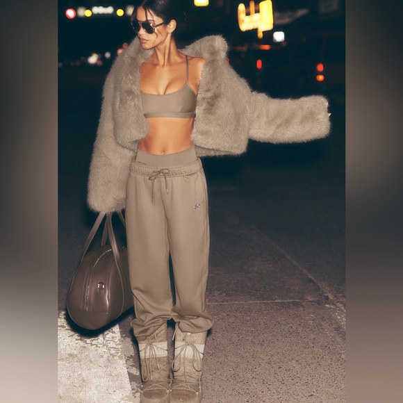 ALO Yoga Pants - NWT Alo Accolade Straight Leg Sweatpant Gravel Size Medium